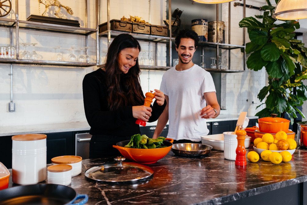 Un couple prépare un repas équilibré dans sa cuisine