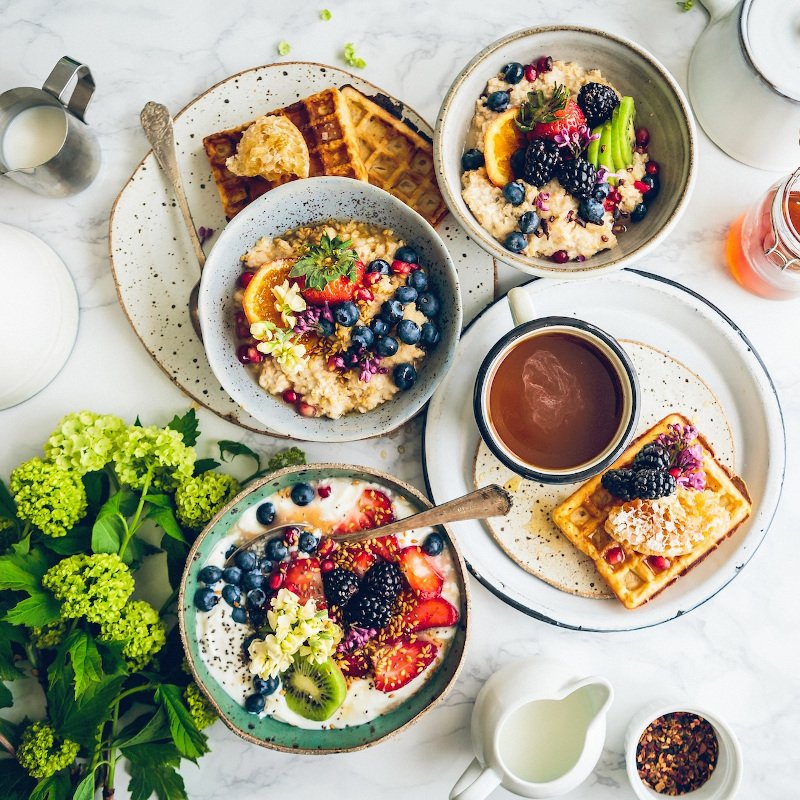 Un petit-déjeuner composé de gaufres et de fruits rouges